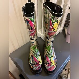 Women’s cute rain boots. Size 6.